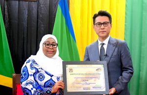 RAIS SAMIA AMKABIDHI CHETI MUIGIZAJI MAARUFU WA FILAMU NCHINI CHINA JIN DONG KUWA BALOZI WA UTALII NCHINI