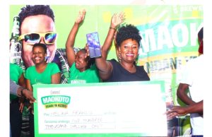 MKAZI WA JIJINI MWANZA AKABIDHIWA HUNDI,BAADA YA USHINDI WA CAMPAIGN SERENGETI LITE MAOKOTO NDANI YA KIZIBO