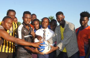 GAVANA BWANKU AENDELEA KUGAWA MIPIRA KWA TIMU MBALIMBALI NDANI YA TARAFA YA KATERERO.