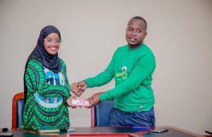 SHAMIRA AKABIDHI SHILINGI MILIONI 1 UJENZI WA NYUMBA YA KATIBU KASKAZINI UNGUJA