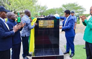 WAZIRI MKUU AWEKA JIWE LA MSINGI MRADI WA MAJI MAKOREMO-MGONGORO