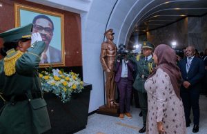 RAIS SAMIA ATEMBELEA MAKUMBUSHO YA RAIS WA KWANZA NA MUASISI WA TAIFA LA ANGOLA