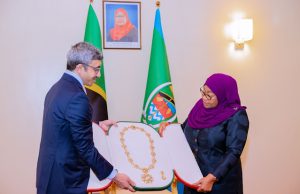 RAIS SAMIA ATUNUKIWA MEDALI YA MOTHER NATION ORDER KUTOKA KWA RAIS FALME ZA KIARABU .