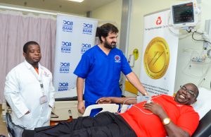 MKURUGENZI WA BENKI YA DCB, SABASABA MOSHINGI AONGOZA WAFANYAKAZI WA BENKI HIYO KUJITOLEA DAMU WAKIADHIMISHA SIKU YA WACHANGIA DAMU DUNIANI