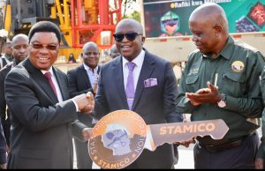 WAZIRI MKUU AMWAGIA SIFA MKURUGENZI MKUU STAMICO