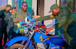 DKT. ABBASI AKABIDHI VIFAA VYA KUKABILIANA NA WANYAMA WAKALI NA WAHARIBIFU