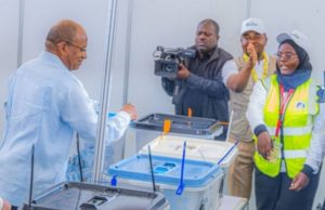 DKT. MWINYI APIGA KURA MJINI MAGHARIBI ZANZIBA