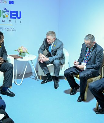 MAKAMU WA RAIS AKIFANYA MAZUNGUMZO NA WAZIRI MKUU WA SLOVAKIA