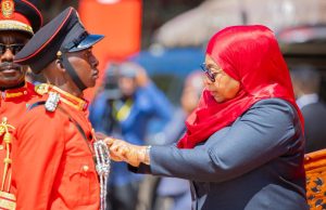 RAIS DKT. SAMIA ATUNUKU KAMISHENI KWA MAAFISA WA JESHI LA ULINZI LA WANANCHI WA TANZANIA