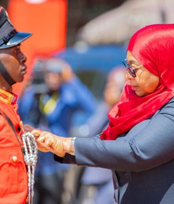 RAIS DKT. SAMIA ATUNUKU KAMISHENI KWA MAAFISA WA JESHI LA ULINZI LA WANANCHI WA TANZANIA