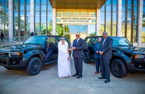 WAZIRI KOMBO APOKEA MAGARI MAWILI KUTOKA QATAR.