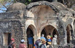 ZAIDI YA WAGENI 140 KUTOKA MATAIFA MBALIMBALI WATEMBELEA HIFADHI YA KILWA KISIWANI