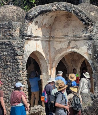 ZAIDI YA WAGENI 140 KUTOKA MATAIFA MBALIMBALI WATEMBELEA HIFADHI YA KILWA KISIWANI