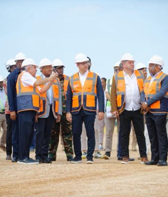 RAIS DKT MWINYI AKIKAGUA UJENZI UWANJA WA ZANZIBAR SPORTS COMPLEX