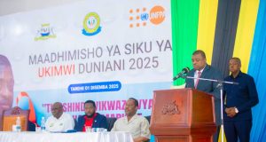 MHE.HEMED SULEIMAN AZUNGUMZA NA VIONGOZI MBALIMBALI NA WANANCHI KILELE CHA MAADHIMISHO SIKU YA UKIMWI DUNIANI.