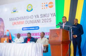 MHE.HEMED SULEIMAN AZUNGUMZA NA VIONGOZI MBALIMBALI NA WANANCHI KILELE CHA MAADHIMISHO SIKU YA UKIMWI DUNIANI.