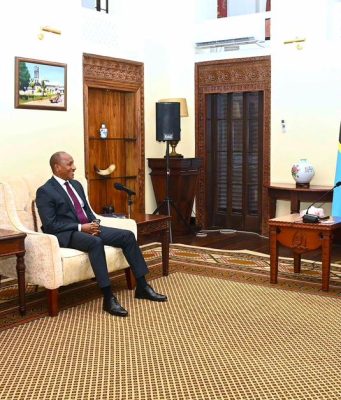 RAIS DKT. SAMIA AZUNGUMZA NA BALOZI WA KENYA NCHINI TANZANIA