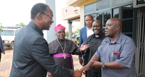 WAZIRI SIMBACHAWENE APOKELEWA NA ASKOFU DKT. BAGONZA