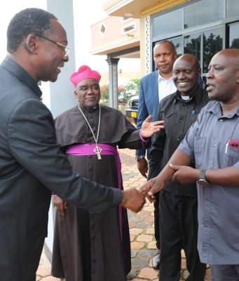 WAZIRI SIMBACHAWENE APOKELEWA NA ASKOFU DKT. BAGONZA