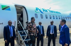 MAKAMU WA RAIS AWASILI UWANJA WA NDEGE KIMATAIFA ENTEBBE NCHINI UGANDA