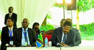 MAKAMU WA RAIS AMWAKILISHA RAIS SAMIA KWENYE MKUTANO WA DHARURA UGANDA