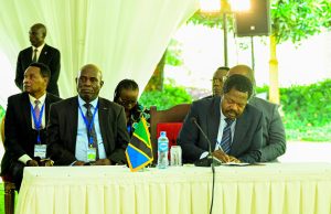 MAKAMU WA RAIS AMWAKILISHA RAIS SAMIA KWENYE MKUTANO WA DHARURA UGANDA