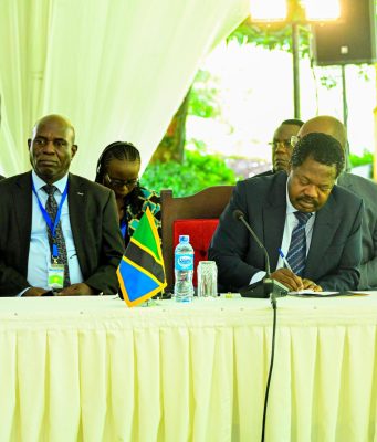 MAKAMU WA RAIS AMWAKILISHA RAIS SAMIA KWENYE MKUTANO WA DHARURA UGANDA