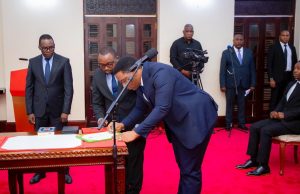 RAIS SAMIA AWAAPISHA VIONGOZI MBALIMBALI ALIOWATEUA