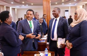 DKT. MWIGULU AKUTANA NA PROF. MKENDA NA TIMU YA WATAALAM YA WIZARA YA ELIMU