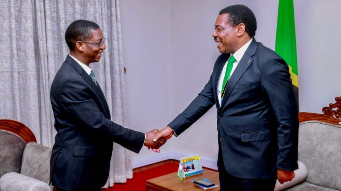 DKT. MWIGULU AKUTANA NA GAVANA WA BENKI KUU YA TANZANIA