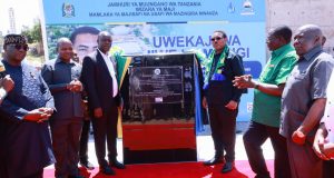 WAZIRI MKUU DKT. MWIGULU NCHEMBA AWEKA JIWE LA MSINGI MRADI WA KUSUKUMA NA KUHIFADHI MAJI MWANZA