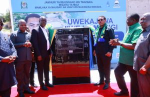 WAZIRI MKUU DKT. MWIGULU NCHEMBA AWEKA JIWE LA MSINGI MRADI WA KUSUKUMA NA KUHIFADHI MAJI MWANZA