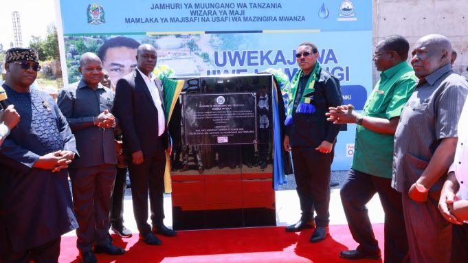 WAZIRI MKUU DKT. MWIGULU NCHEMBA AWEKA JIWE LA MSINGI MRADI WA KUSUKUMA NA KUHIFADHI MAJI MWANZA