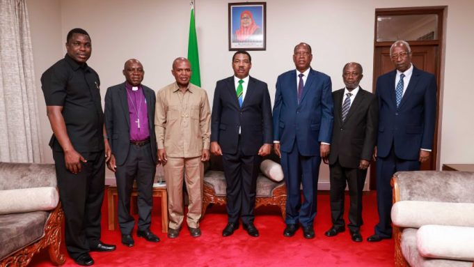 WAZIRI MKUU AKUTANA NA VIONGOZI WA KANISA LA ANGLIKANA TANZANIA