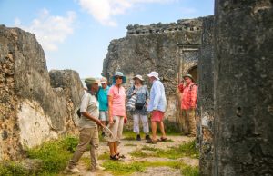 WATALII 85 KUTOKA MATAIFA SITA WATEMBELEA MAGOFU YA KILWA