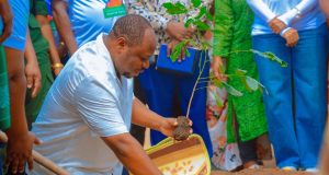 RC CHALAMILA AONGOZA ZOEZI LA UPANDAJI MITI KUSHEHEREKEA SIKU YA KUZALIWA RAIS DKT SAMIA